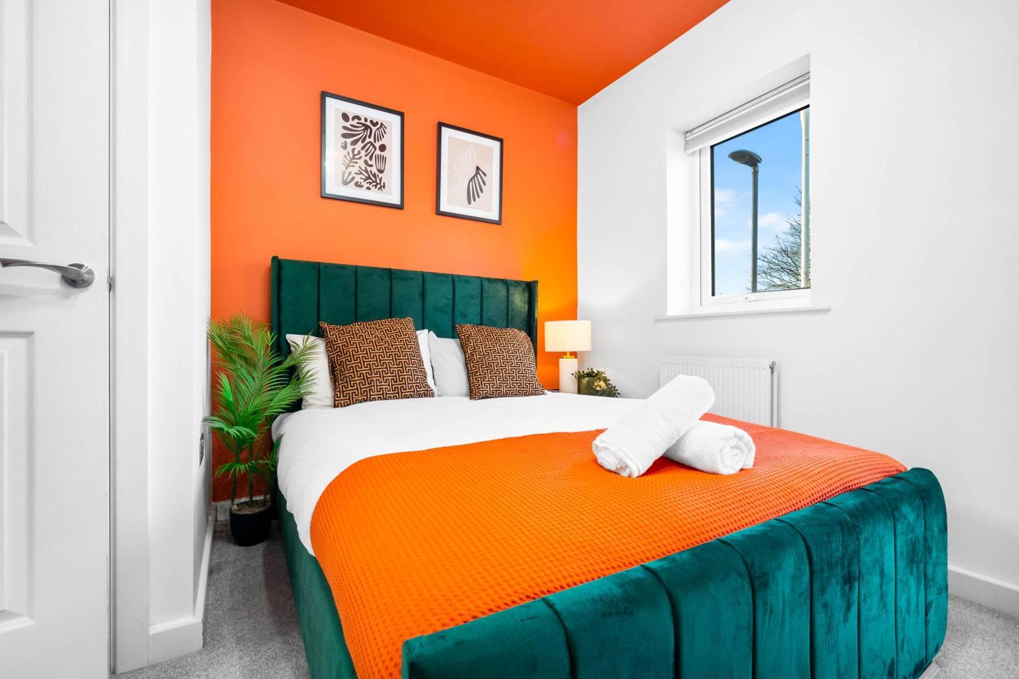 2 Bed House With Garden - Sleeps 9 - Salford - Free Parking - 3 Double Beds, 1 Single - Free Netflix & Free Wifi - 6 Min To Centre, Close To Trafford Centre, Etihad Stadium, Arena, Clubs & Holiday home Manchester