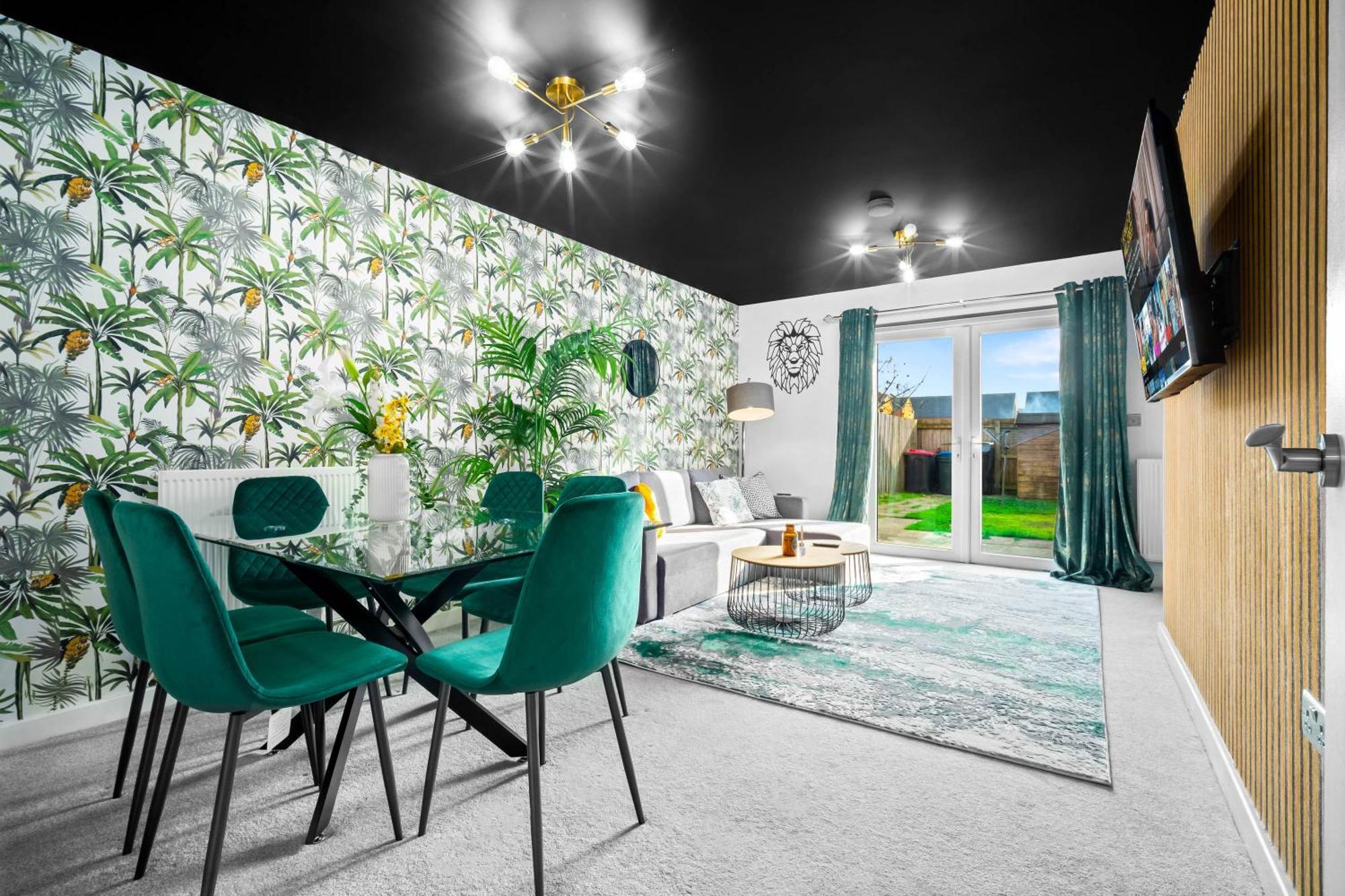 Holiday home 2 Bed House With Garden - Sleeps 9 - Salford - Free Parking - 3 Double Beds, 1 Single - Free Netflix & Free Wifi - 6 Min To Centre, Close To Trafford Centre, Etihad Stadium, Arena, Clubs & Manchester