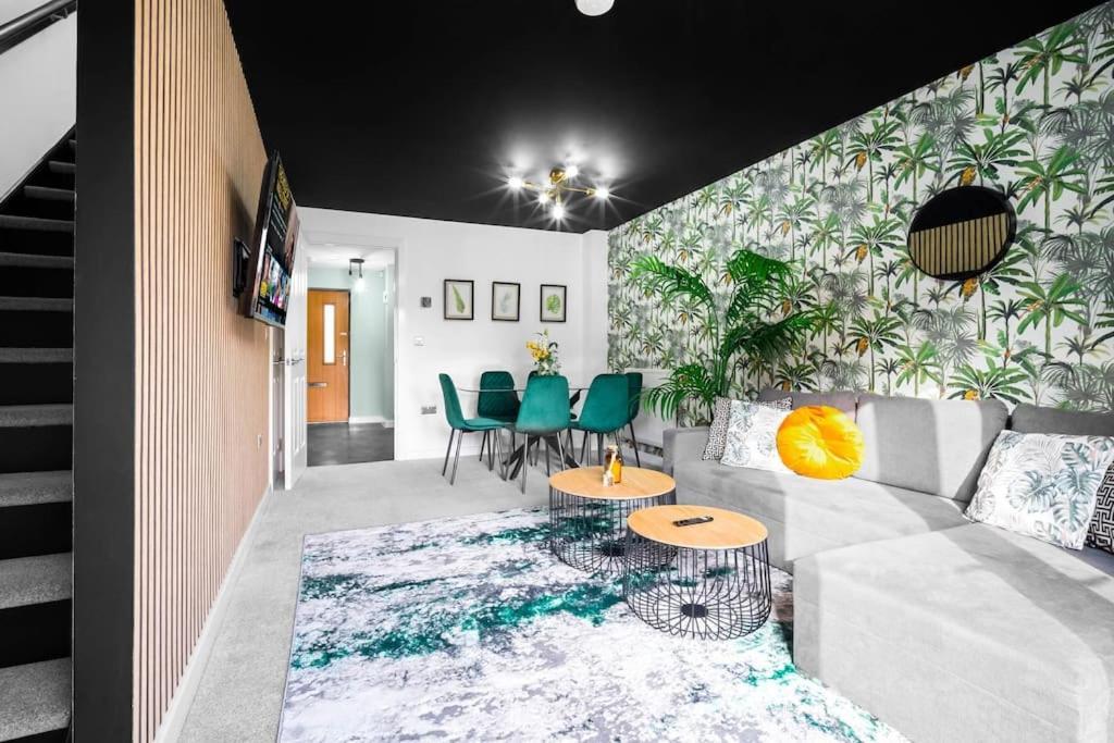2 Bed House With Garden - Sleeps 9 - Salford - Free Parking - 3 Double Beds, 1 Single - Free Netflix & Free Wifi - 6 Min To Centre, Close To Trafford Centre, Etihad Stadium, Arena, Clubs & * Manchester