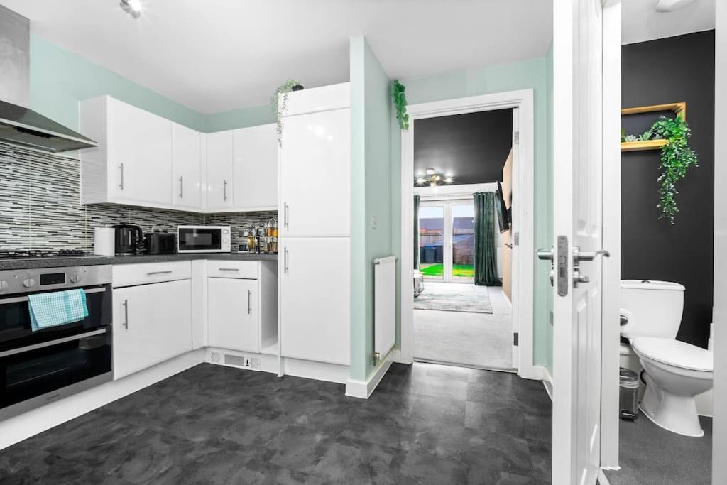 2 Bed House With Garden - Sleeps 9 - Salford - Free Parking - 3 Double Beds, 1 Single - Free Netflix & Free Wifi - 6 Min To Centre, Close To Trafford Centre, Etihad Stadium, Arena, Clubs & Holiday home