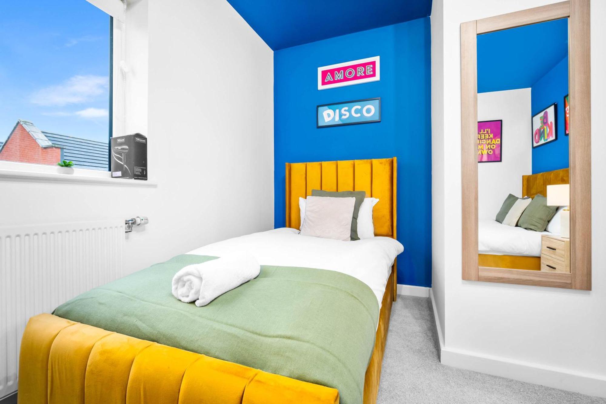 Holiday home 2 Bed House With Garden - Sleeps 9 - Salford - Free Parking - 3 Double Beds, 1 Single - Free Netflix & Free Wifi - 6 Min To Centre, Close To Trafford Centre, Etihad Stadium, Arena, Clubs & *
