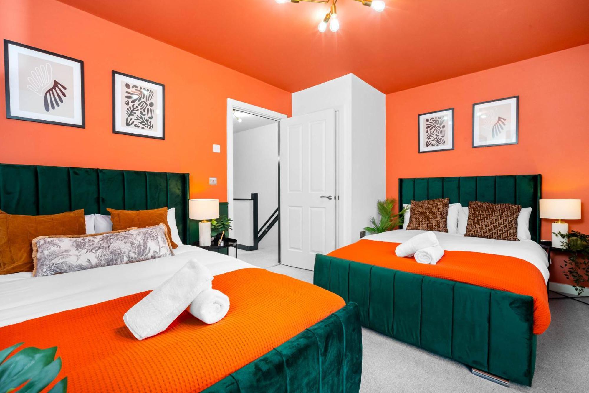 2 Bed House With Garden - Sleeps 9 - Salford - Free Parking - 3 Double Beds, 1 Single - Free Netflix & Free Wifi - 6 Min To Centre, Close To Trafford Centre, Etihad Stadium, Arena, Clubs & Manchester