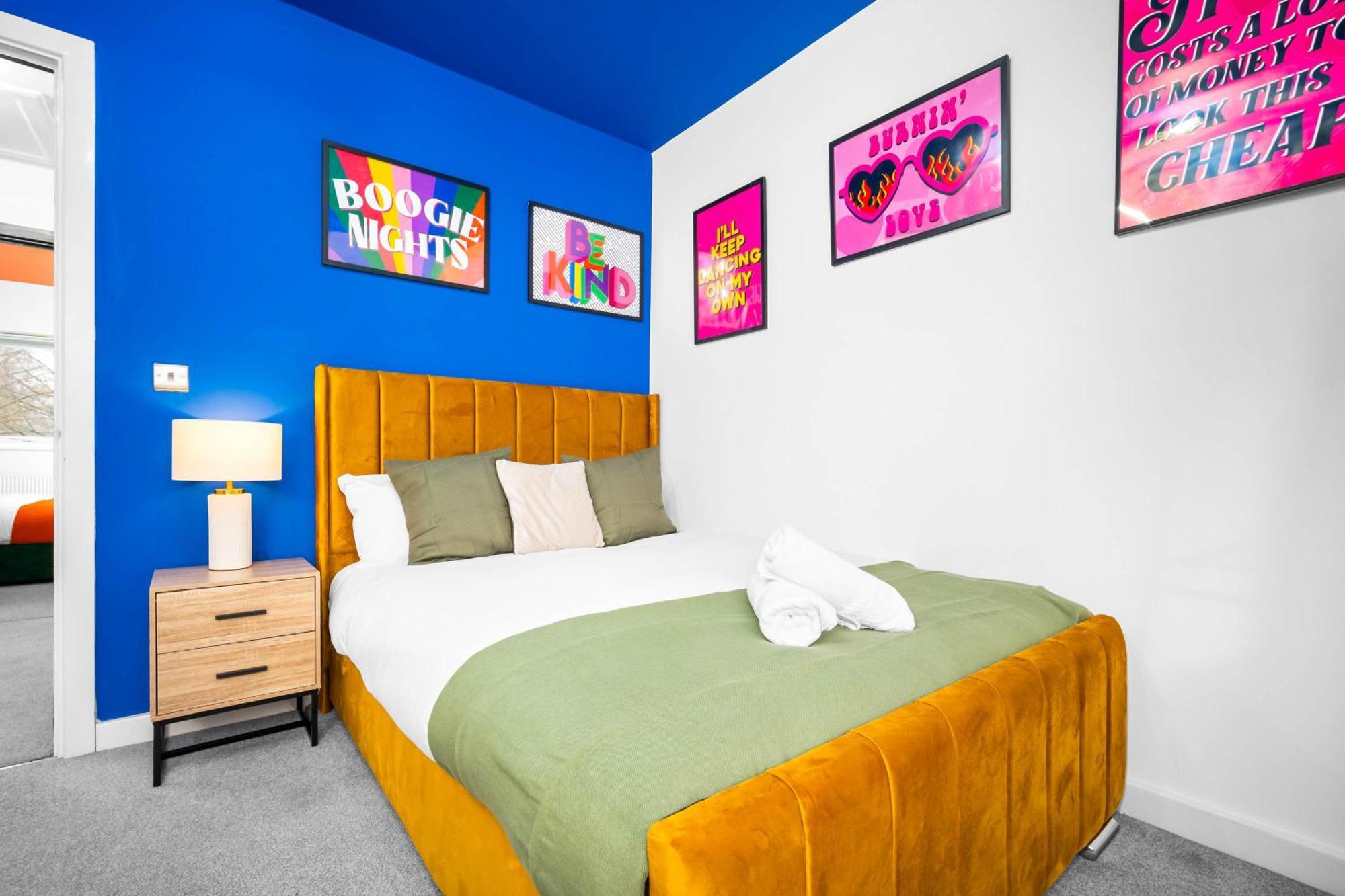 2 Bed House With Garden - Sleeps 9 - Salford - Free Parking - 3 Double Beds, 1 Single - Free Netflix & Free Wifi - 6 Min To Centre, Close To Trafford Centre, Etihad Stadium, Arena, Clubs &