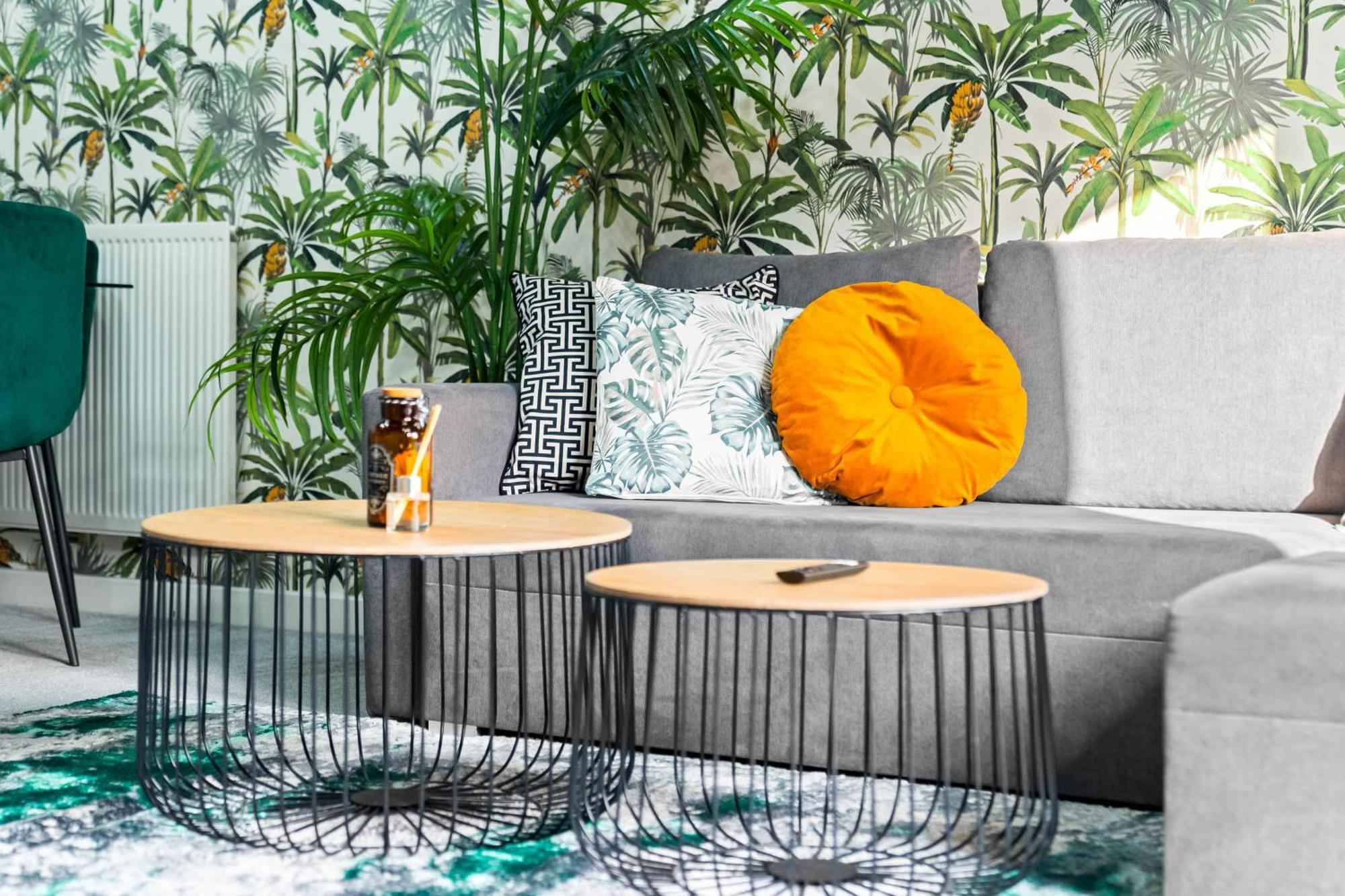 2 Bed House With Garden - Sleeps 9 - Salford - Free Parking - 3 Double Beds, 1 Single - Free Netflix & Free Wifi - 6 Min To Centre, Close To Trafford Centre, Etihad Stadium, Arena, Clubs & Manchester