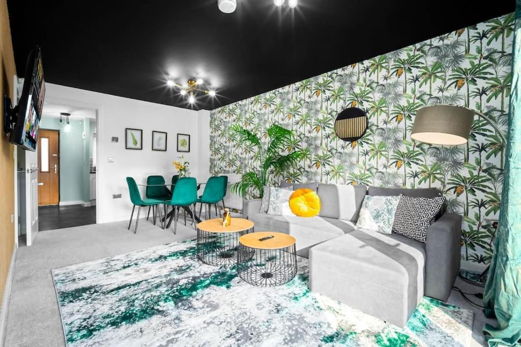 2 Bed House With Garden - Sleeps 9 - Salford - Free Parking - 3 Double Beds, 1 Single - Free Netflix & Free Wifi - 6 Min To Centre, Close To Trafford Centre, Etihad Stadium, Arena, Clubs &