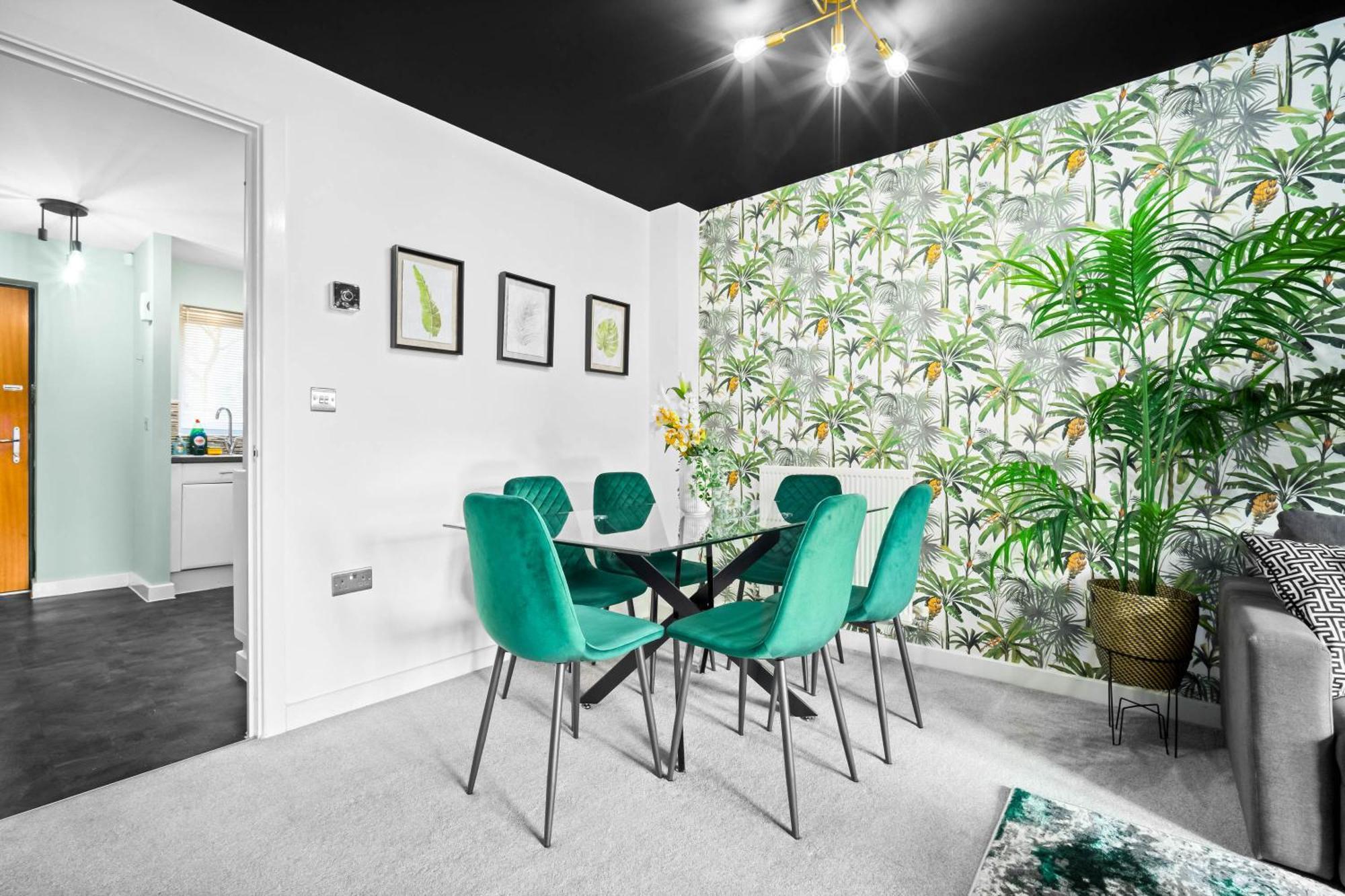 2 Bed House With Garden - Sleeps 9 - Salford - Free Parking - 3 Double Beds, 1 Single - Free Netflix & Free Wifi - 6 Min To Centre, Close To Trafford Centre, Etihad Stadium, Arena, Clubs & *