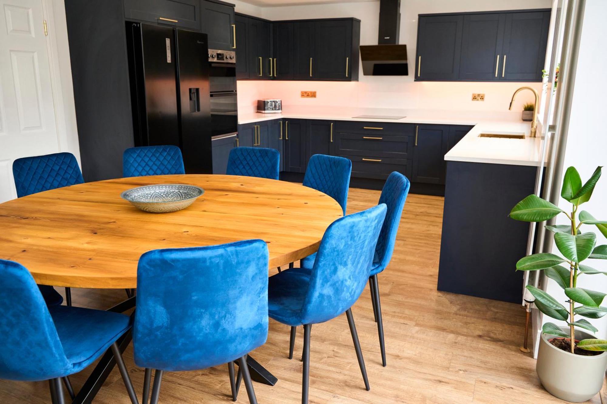 Stylish Event & Family For 12 In With Hot Tub Holiday home *