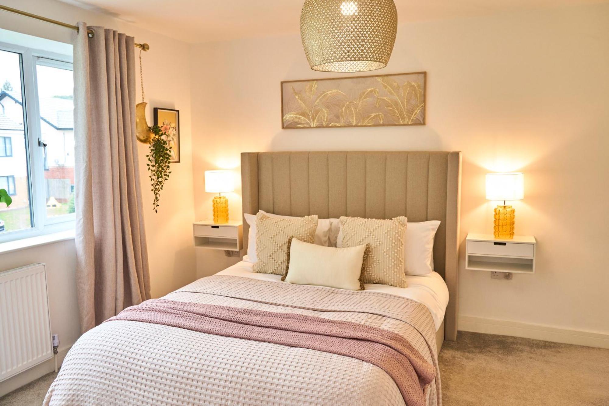Holiday home Stylish Event & Family For 12 In With Hot Tub Manchester