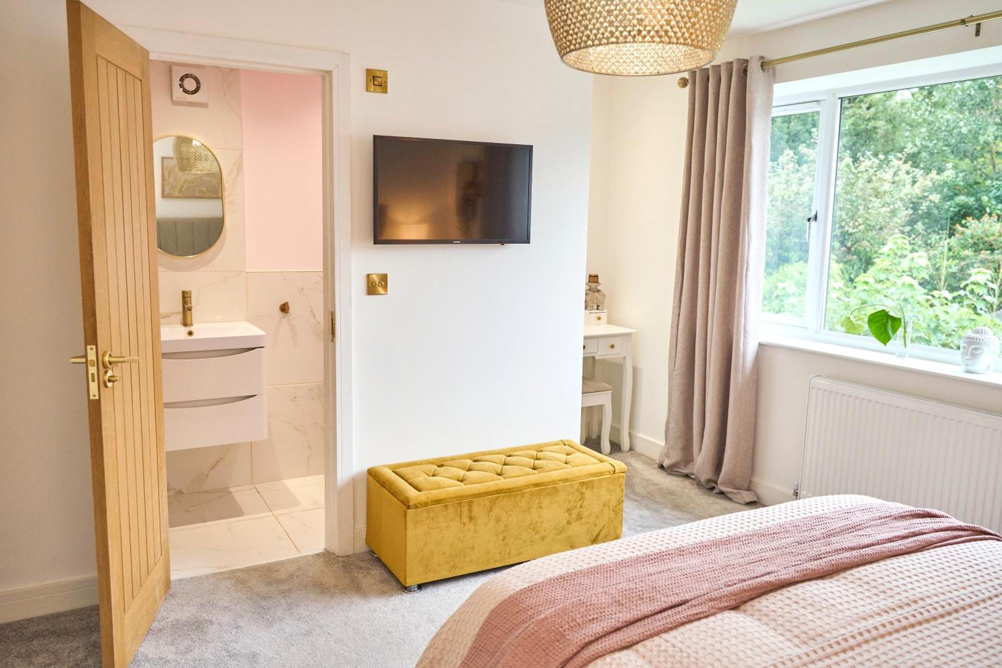 Stylish Event & Family For 12 In With Hot Tub * Manchester