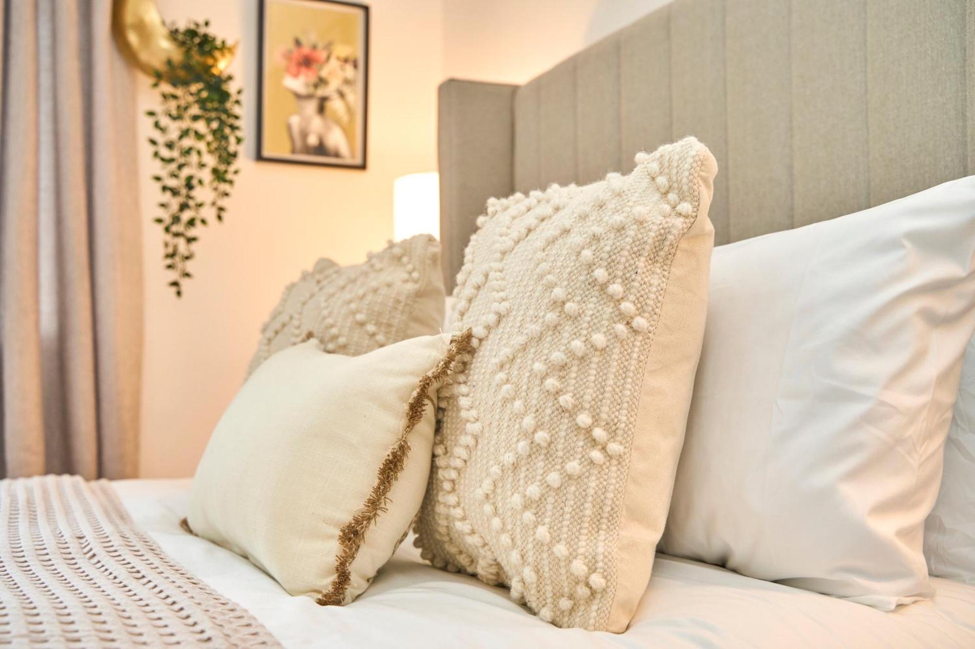 Holiday home Stylish Event & Family For 12 In With Hot Tub