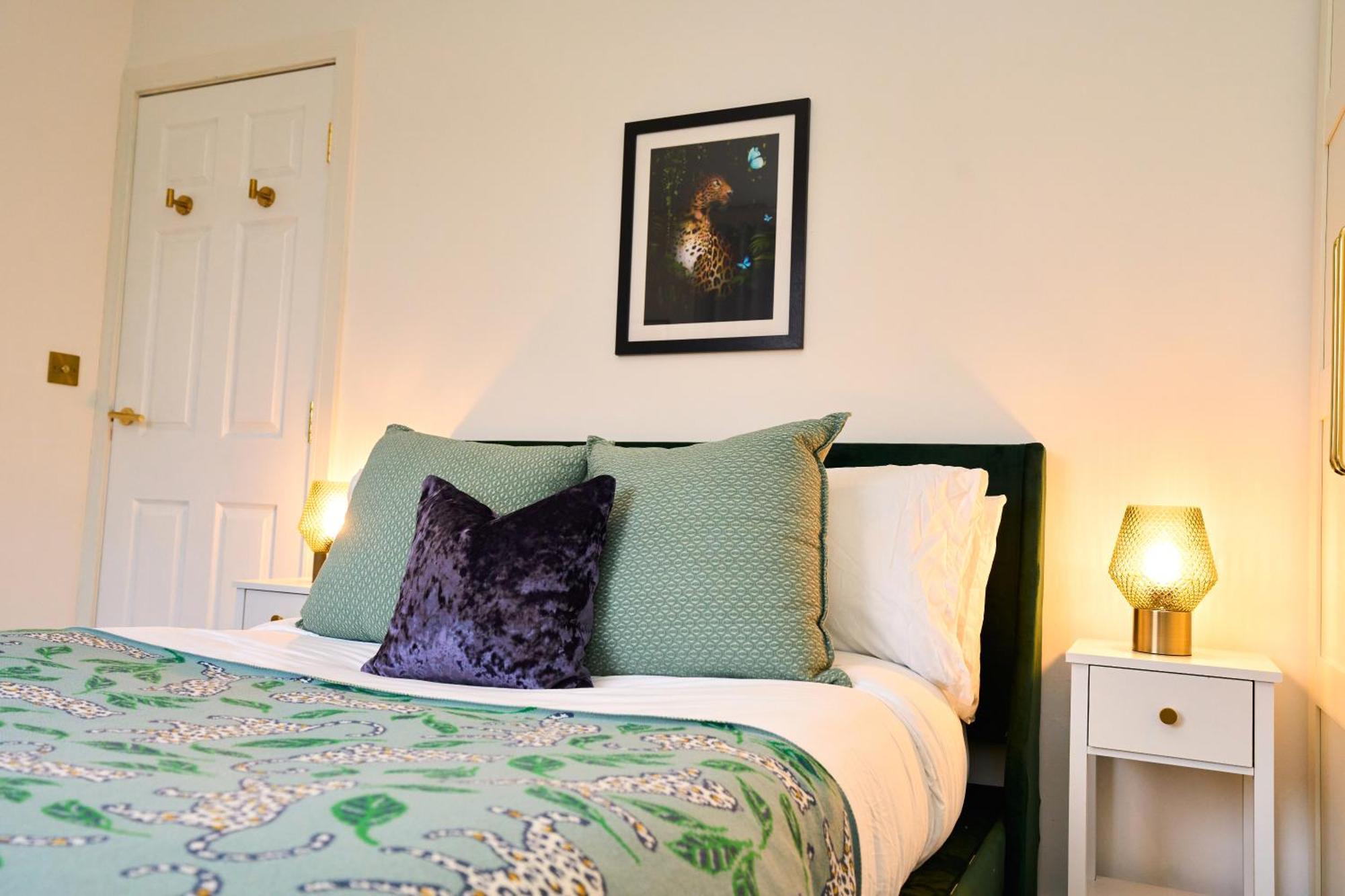 Holiday home Stylish Event & Family For 12 In With Hot Tub Manchester