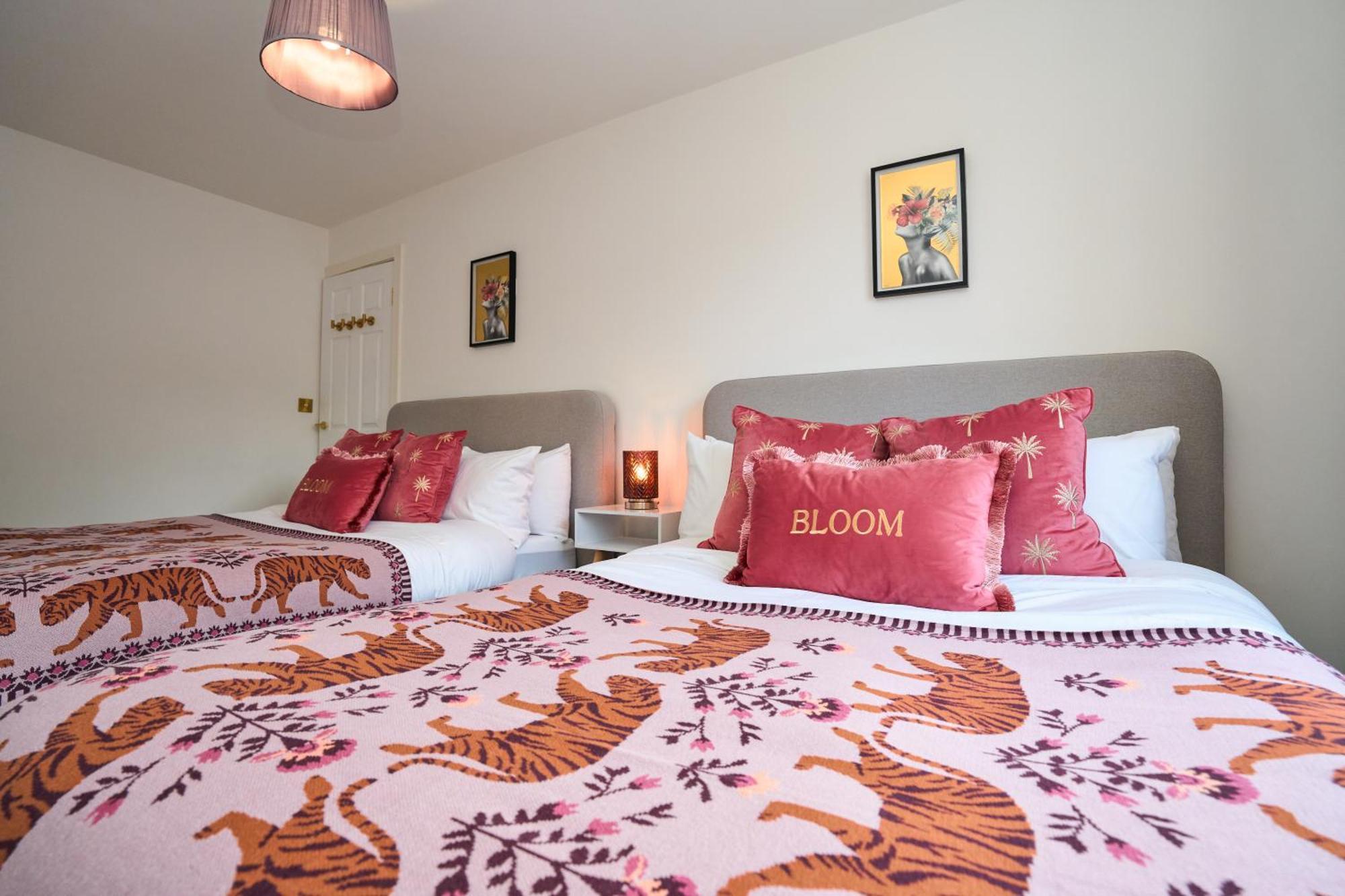 Stylish Event & Family For 12 In With Hot Tub Holiday home