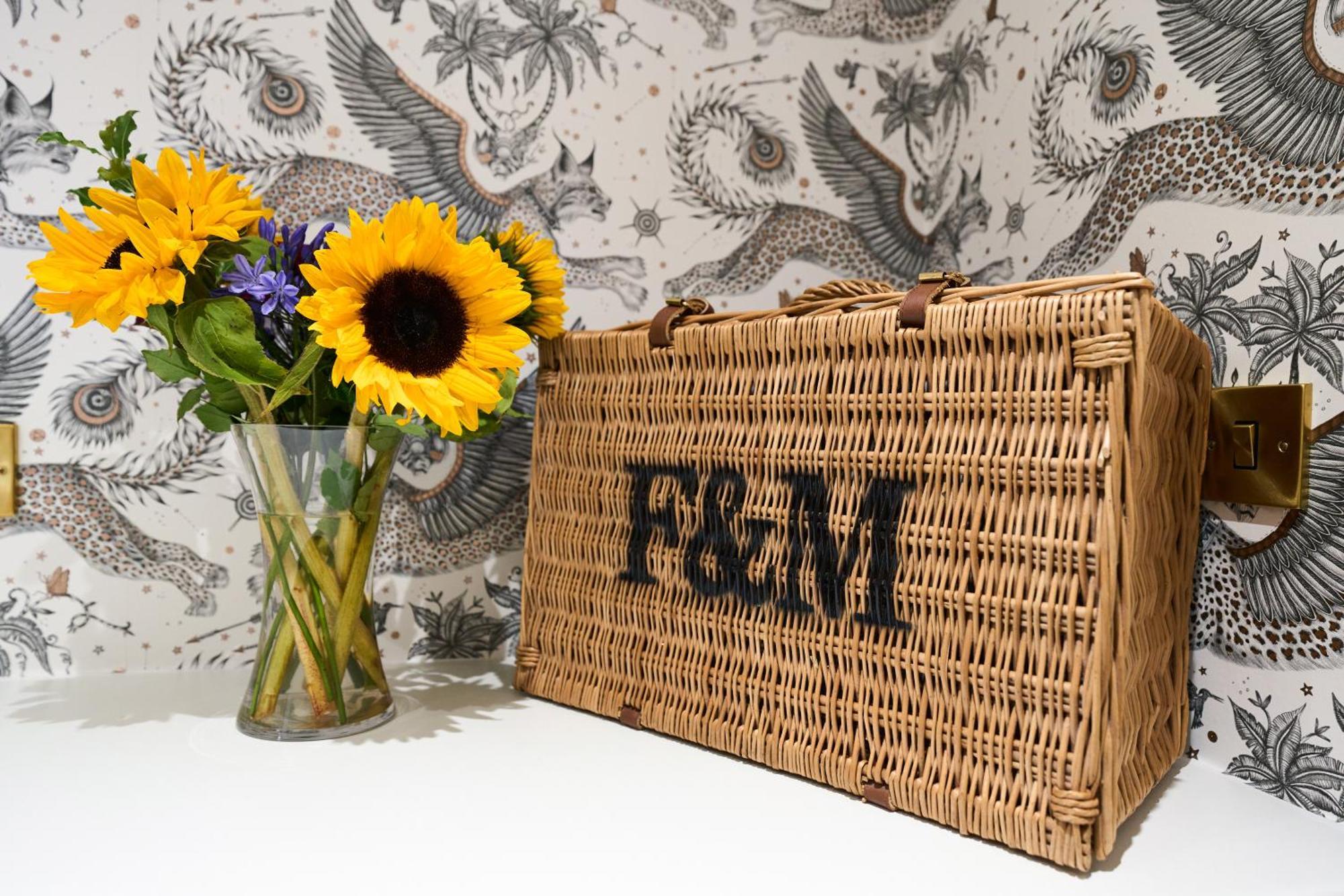 Stylish Event & Family For 12 In With Hot Tub Holiday home
