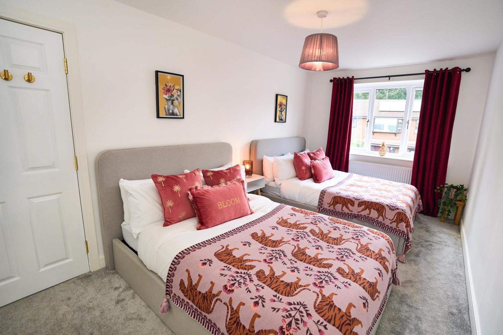 Stylish Event & Family For 12 In With Hot Tub Manchester