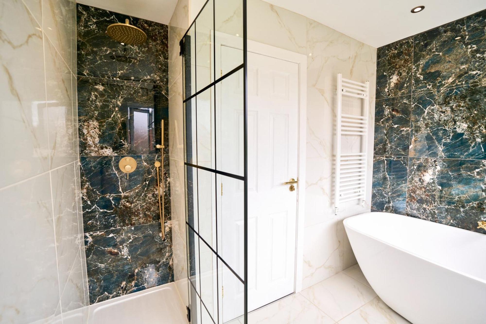 Stylish Event & Family For 12 In With Hot Tub Manchester
