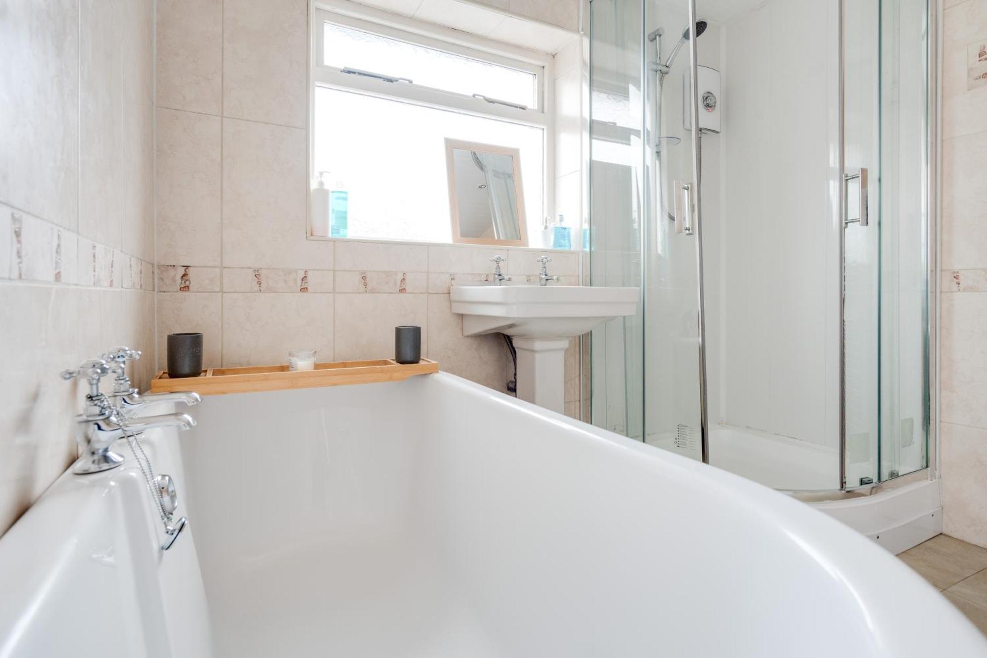 Business And Leisure With Free Parking Appartement *