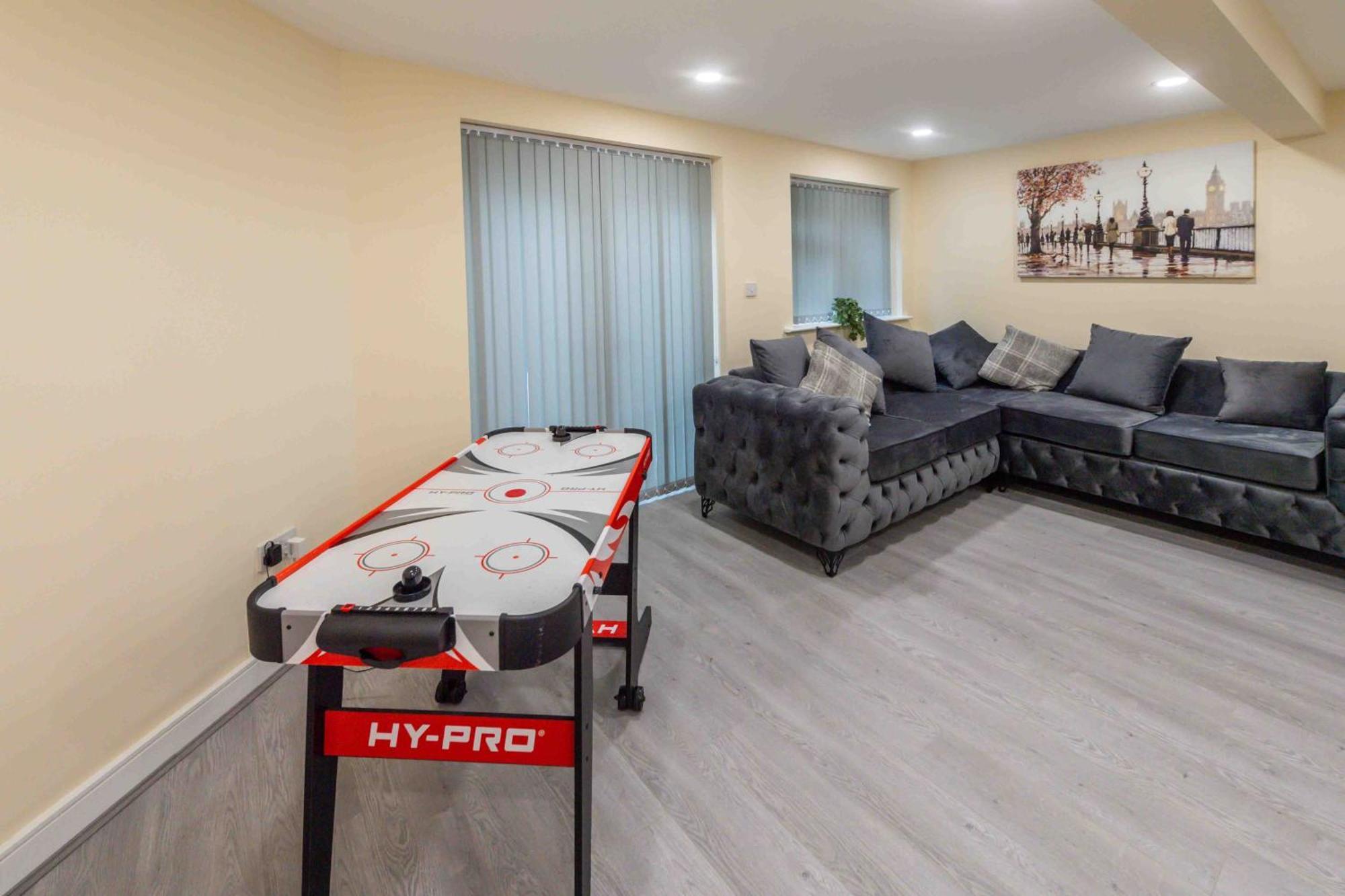 Beautiful, Peaceful, 5 Bedroom With Hot Tub! Vakantiehuis