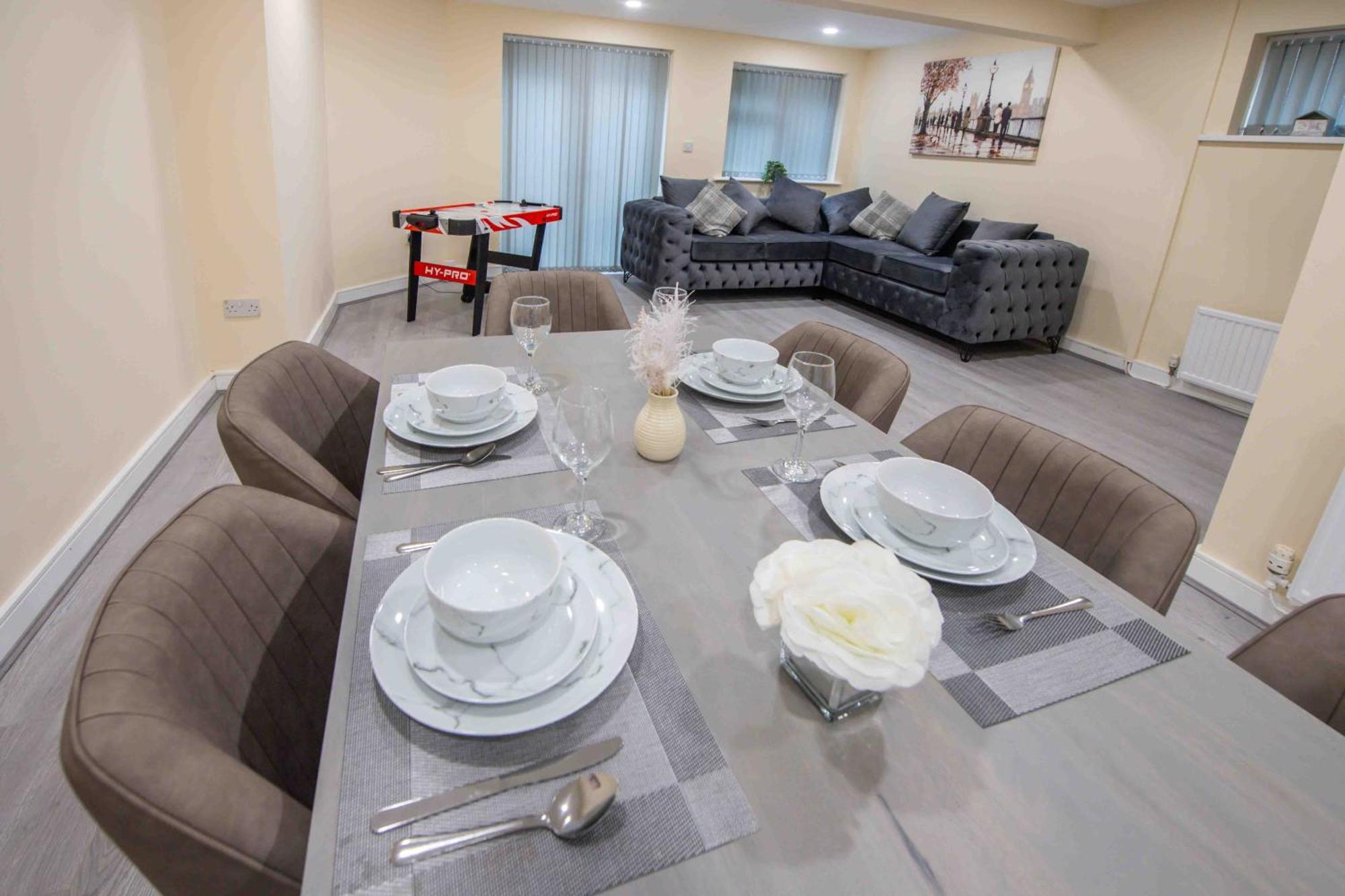 Beautiful, Peaceful, 5 Bedroom With Hot Tub! Vakantiehuis