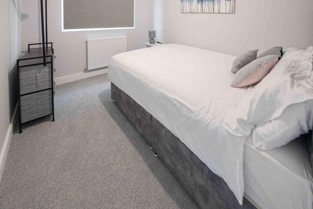 Beautiful, Peaceful, 5 Bedroom With Hot Tub! Holiday home *