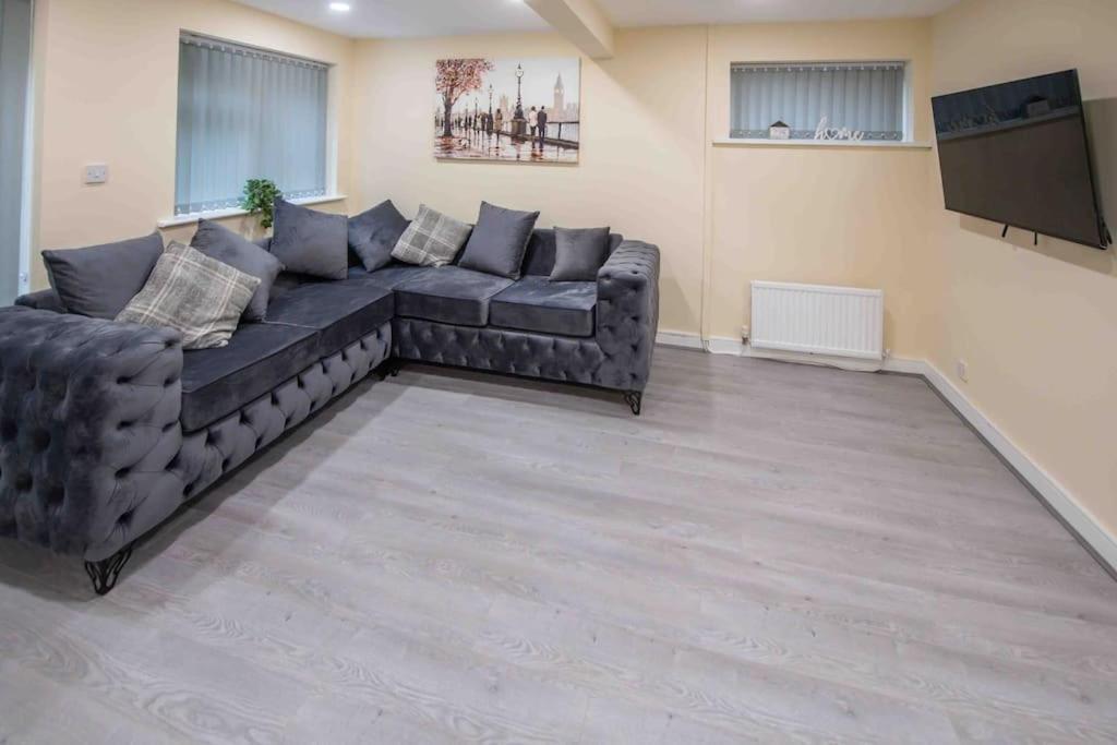 Beautiful, Peaceful, 5 Bedroom With Hot Tub! *
