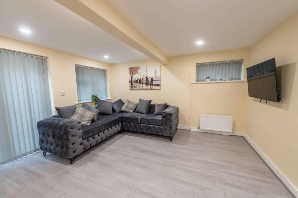 Beautiful, Peaceful, 5 Bedroom With Hot Tub! *