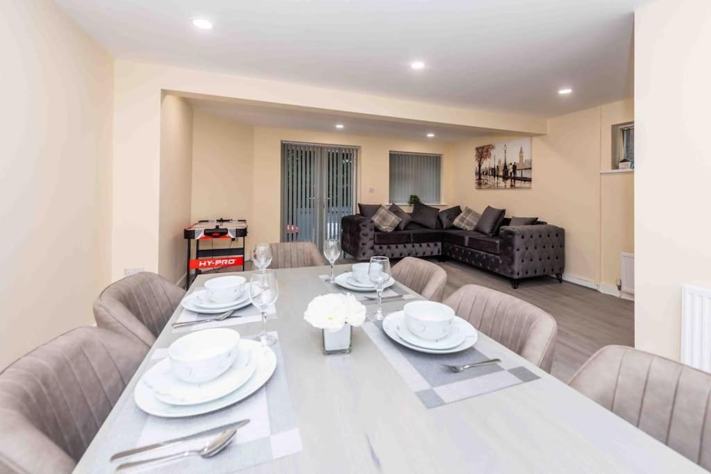 Beautiful, Peaceful, 5 Bedroom With Hot Tub! Vakantiehuis Manchester