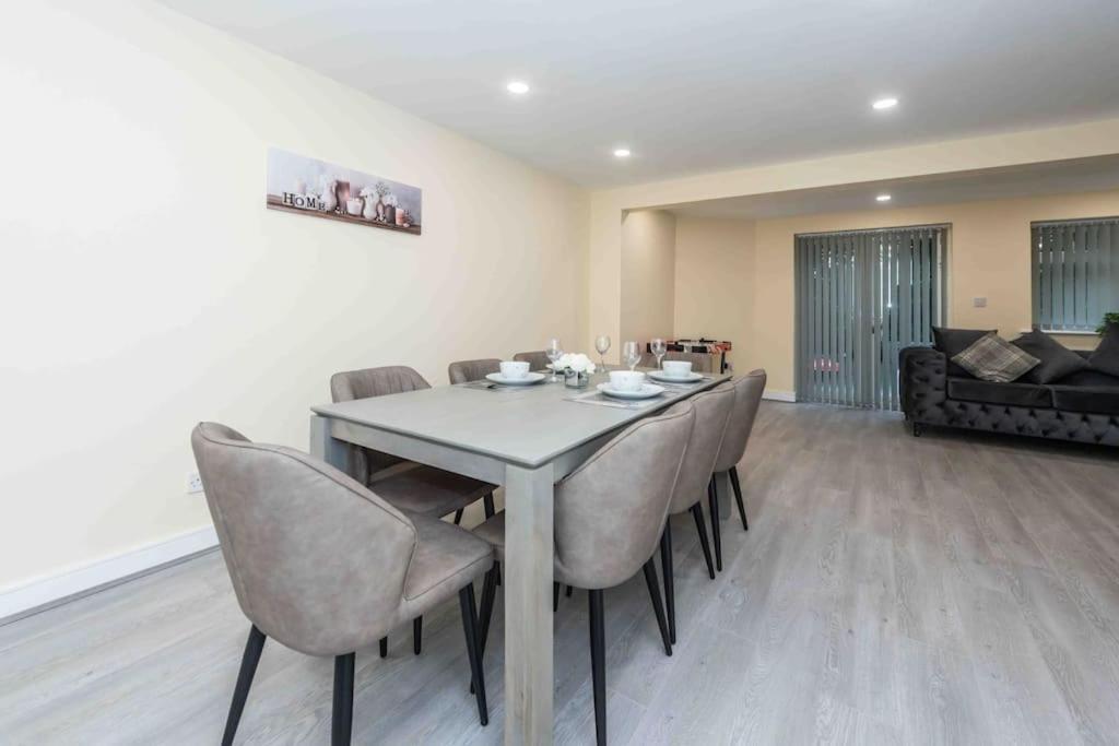 Beautiful, Peaceful, 5 Bedroom With Hot Tub! Vakantiehuis