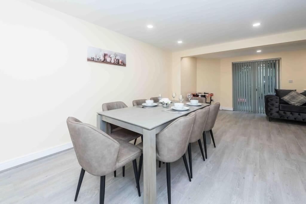 Beautiful, Peaceful, 5 Bedroom With Hot Tub! Vakantiehuis Manchester