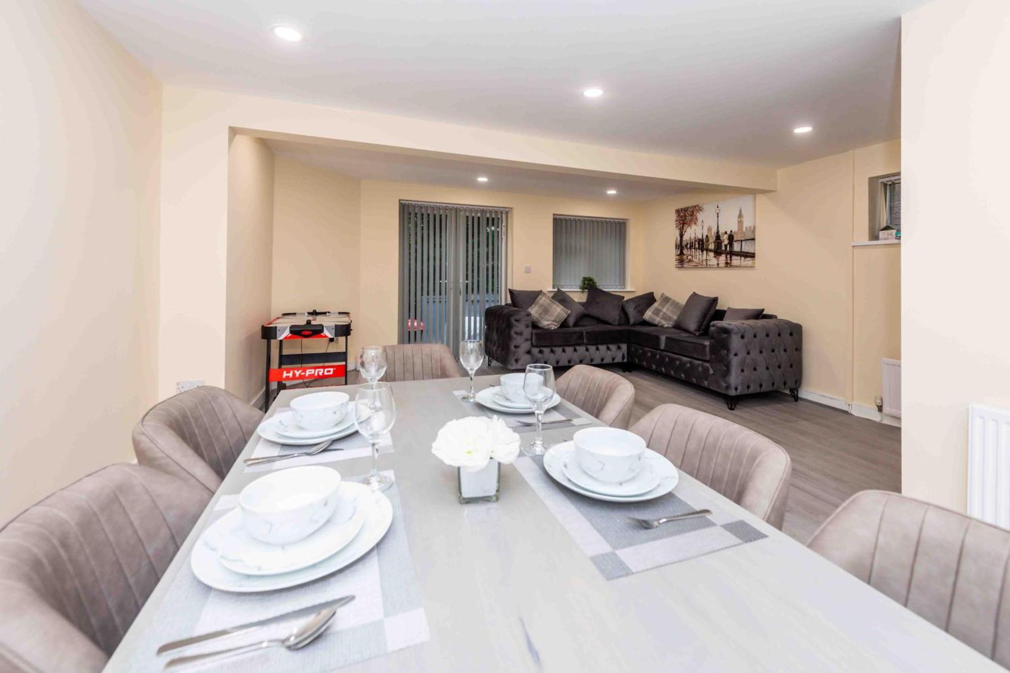 Beautiful, Peaceful, 5 Bedroom With Hot Tub! *