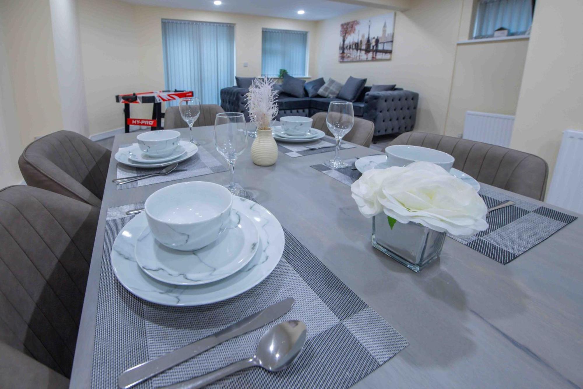 Beautiful, Peaceful, 5 Bedroom With Hot Tub! *