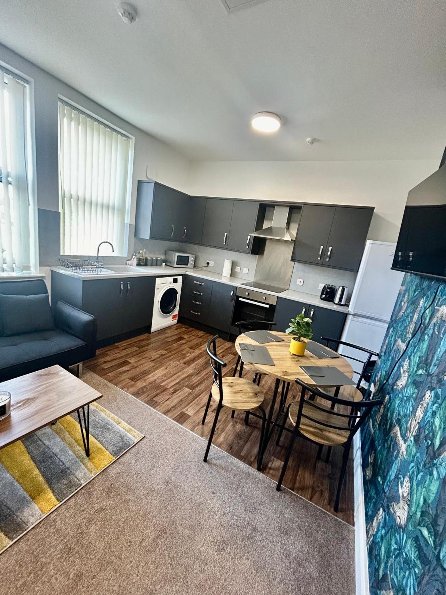 Failsworth 6 With Free Gated Parking *