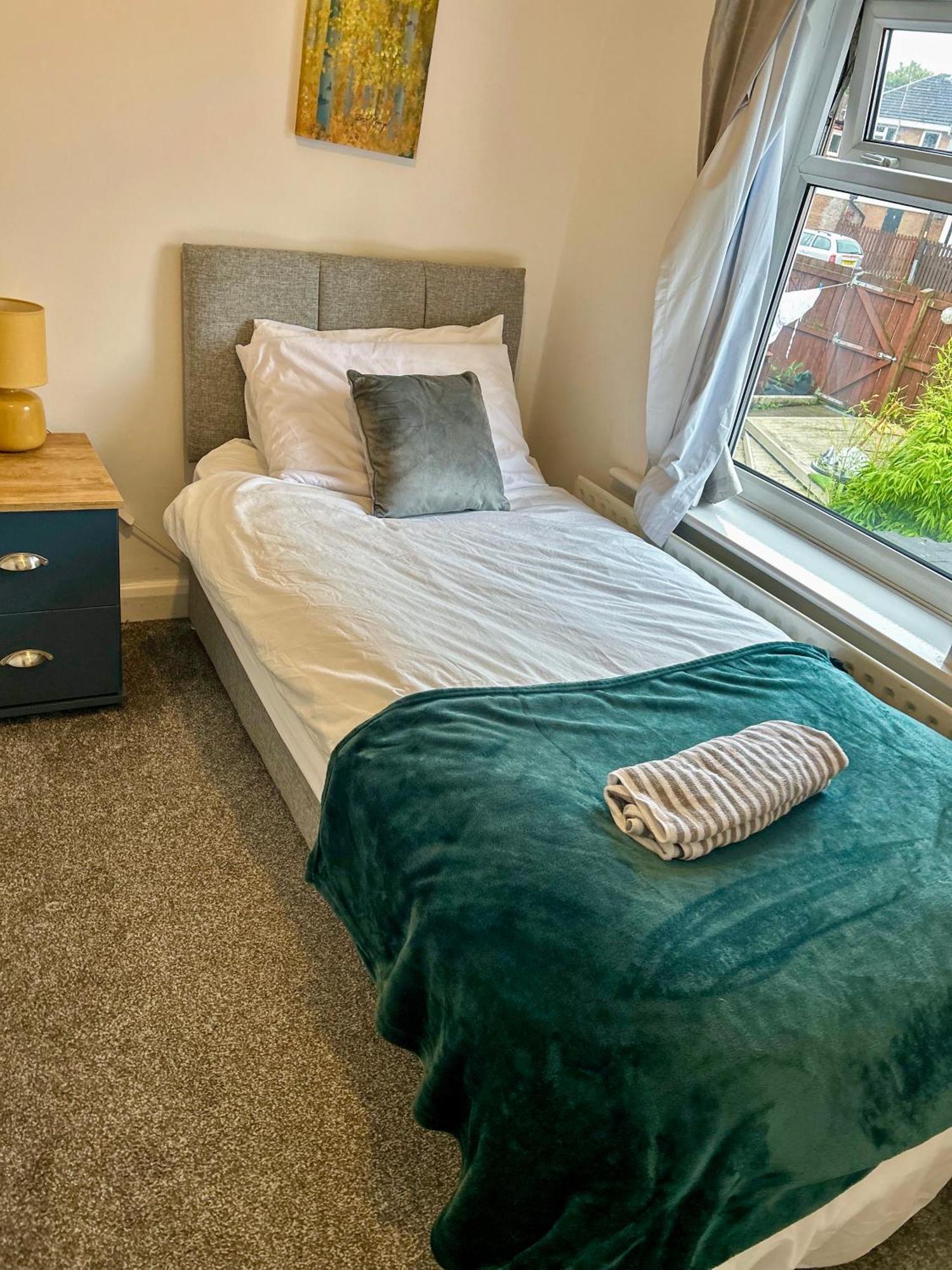 Lovely 3 Bedroom In -sleep 7 *