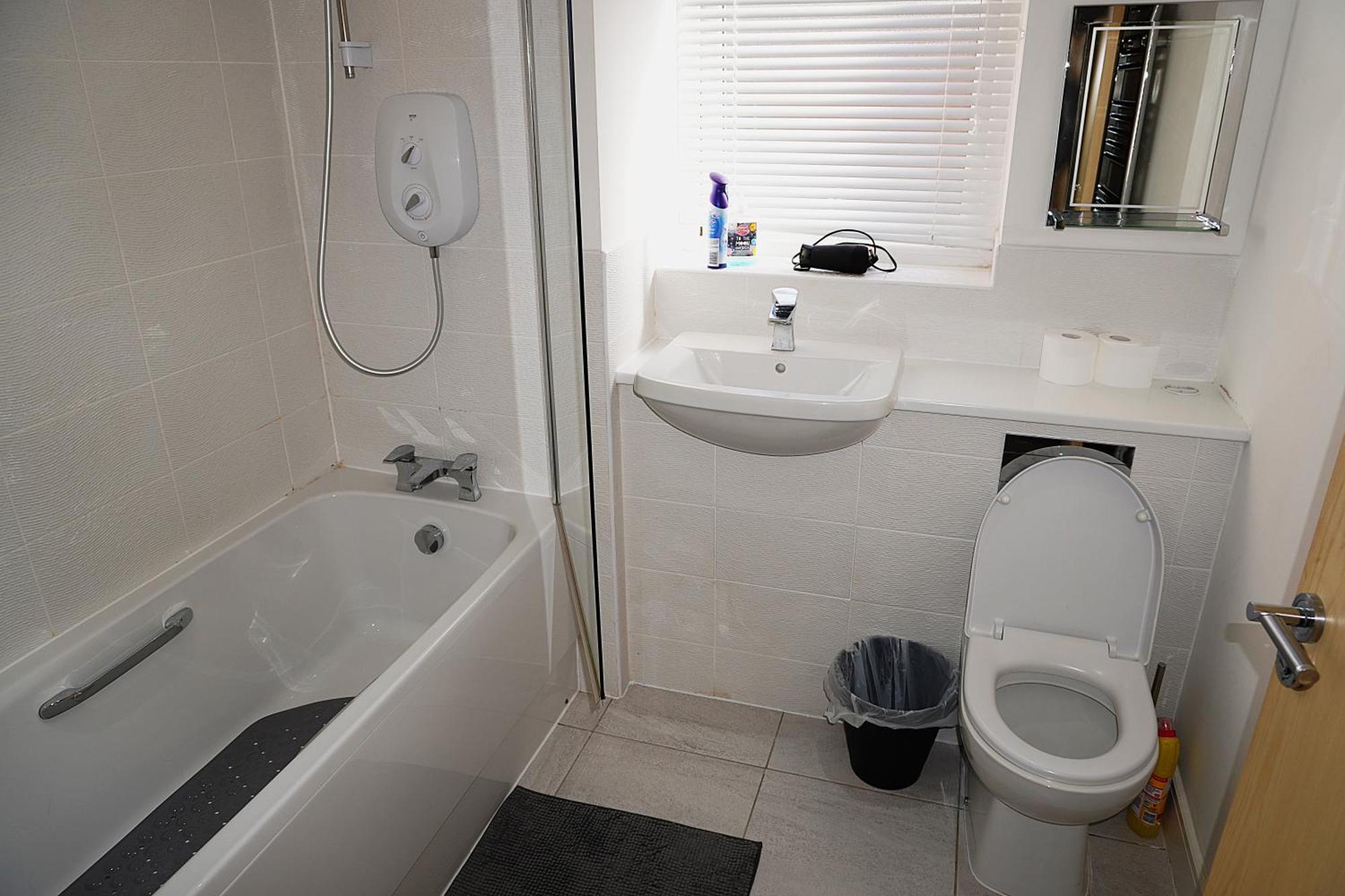 Luxury - Pick A - Free Parking & Kitchen Access, Near Etihad Stadium, The Coop Live & Piccadilly Station, Homestay