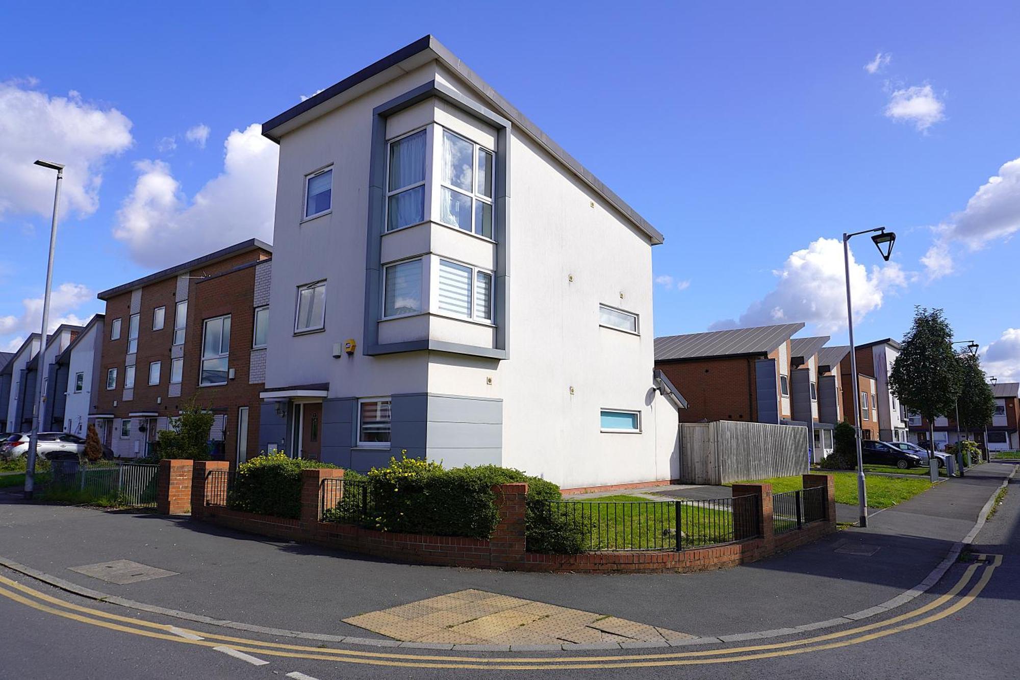 Luxury - Pick A - Free Parking & Kitchen Access, Near Etihad Stadium, The Coop Live & Piccadilly Station, Homestay Manchester