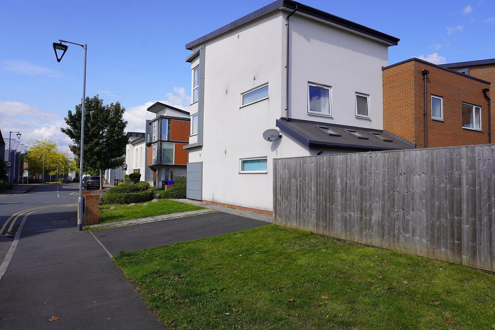 Luxury - Pick A - Free Parking & Kitchen Access, Near Etihad Stadium, The Coop Live & Piccadilly Station, Homestay Manchester