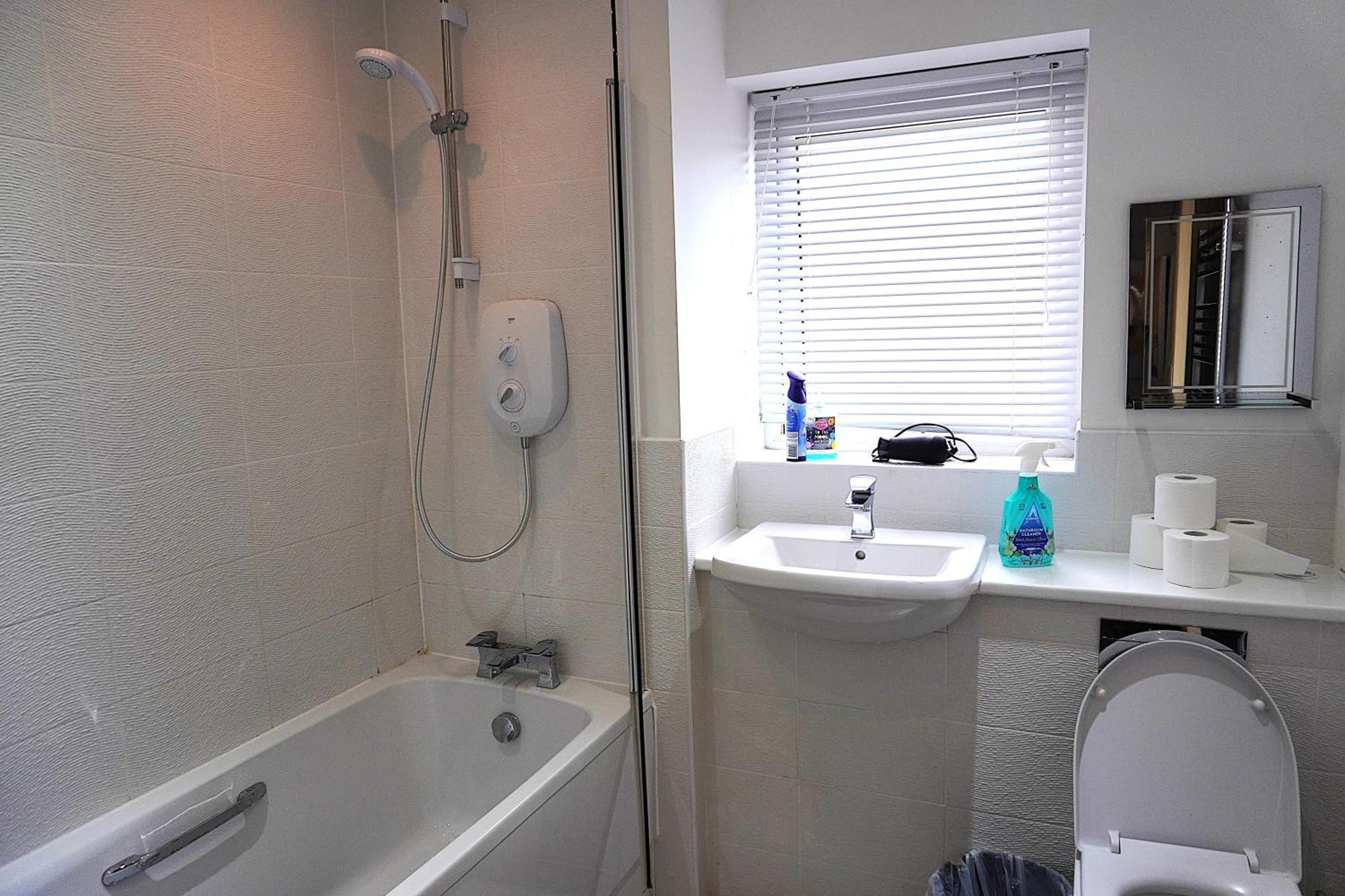 Luxury - Pick A - Free Parking & Kitchen Access, Near Etihad Stadium, The Coop Live & Piccadilly Station, Homestay *