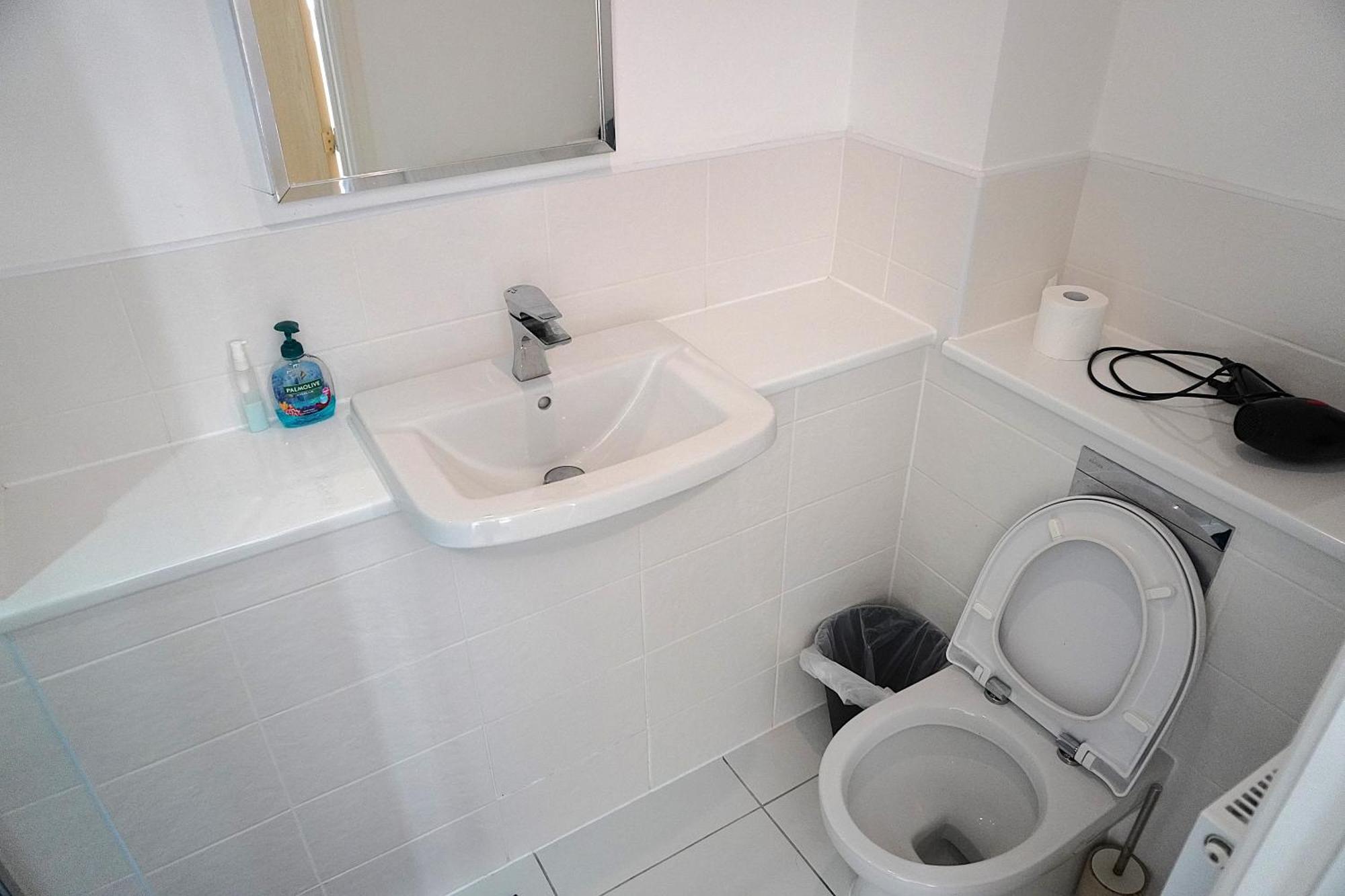 Luxury - Pick A - Free Parking & Kitchen Access, Near Etihad Stadium, The Coop Live & Piccadilly Station, Homestay Manchester