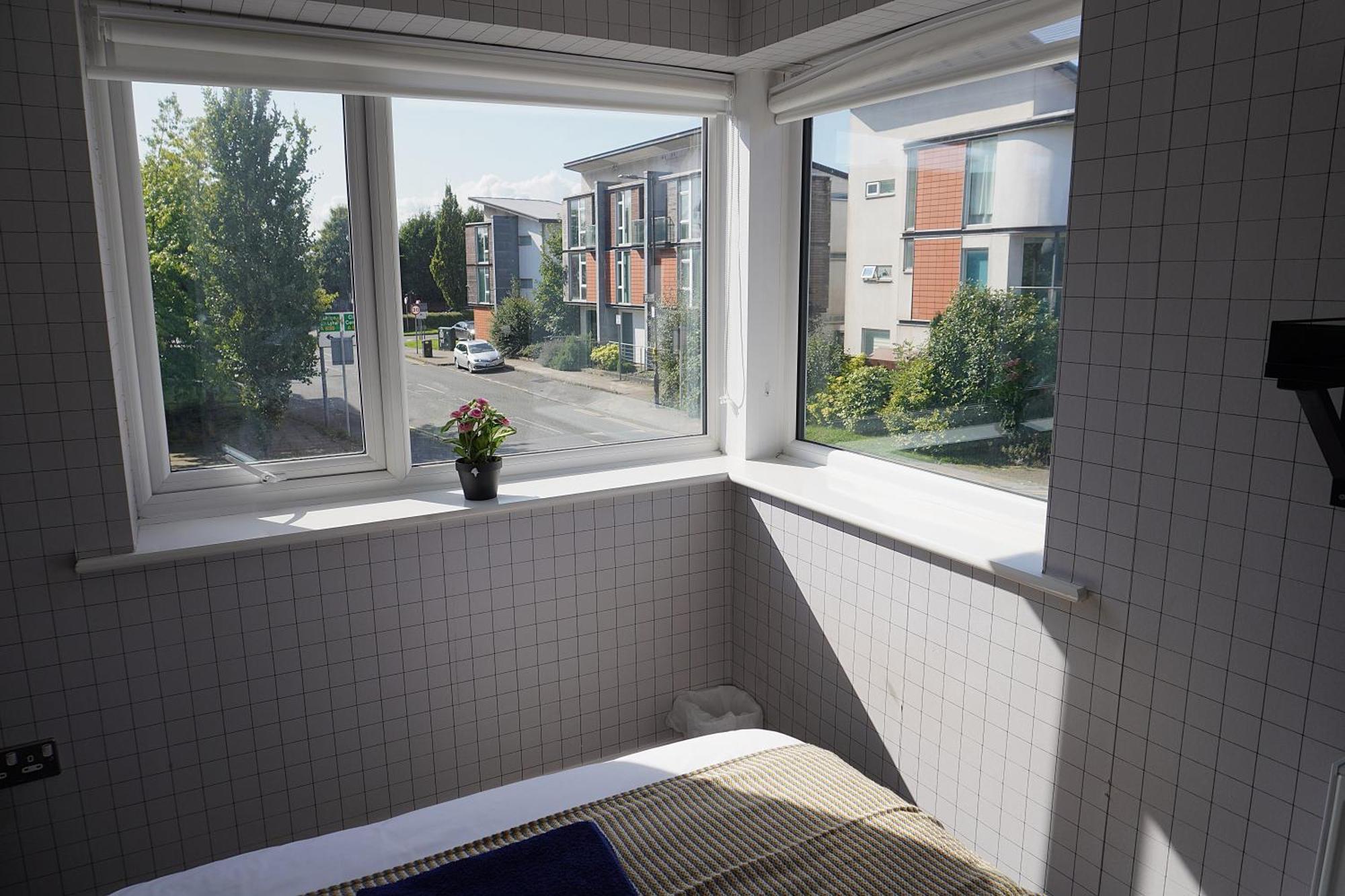 Luxury - Pick A - Free Parking & Kitchen Access, Near Etihad Stadium, The Coop Live & Piccadilly Station,