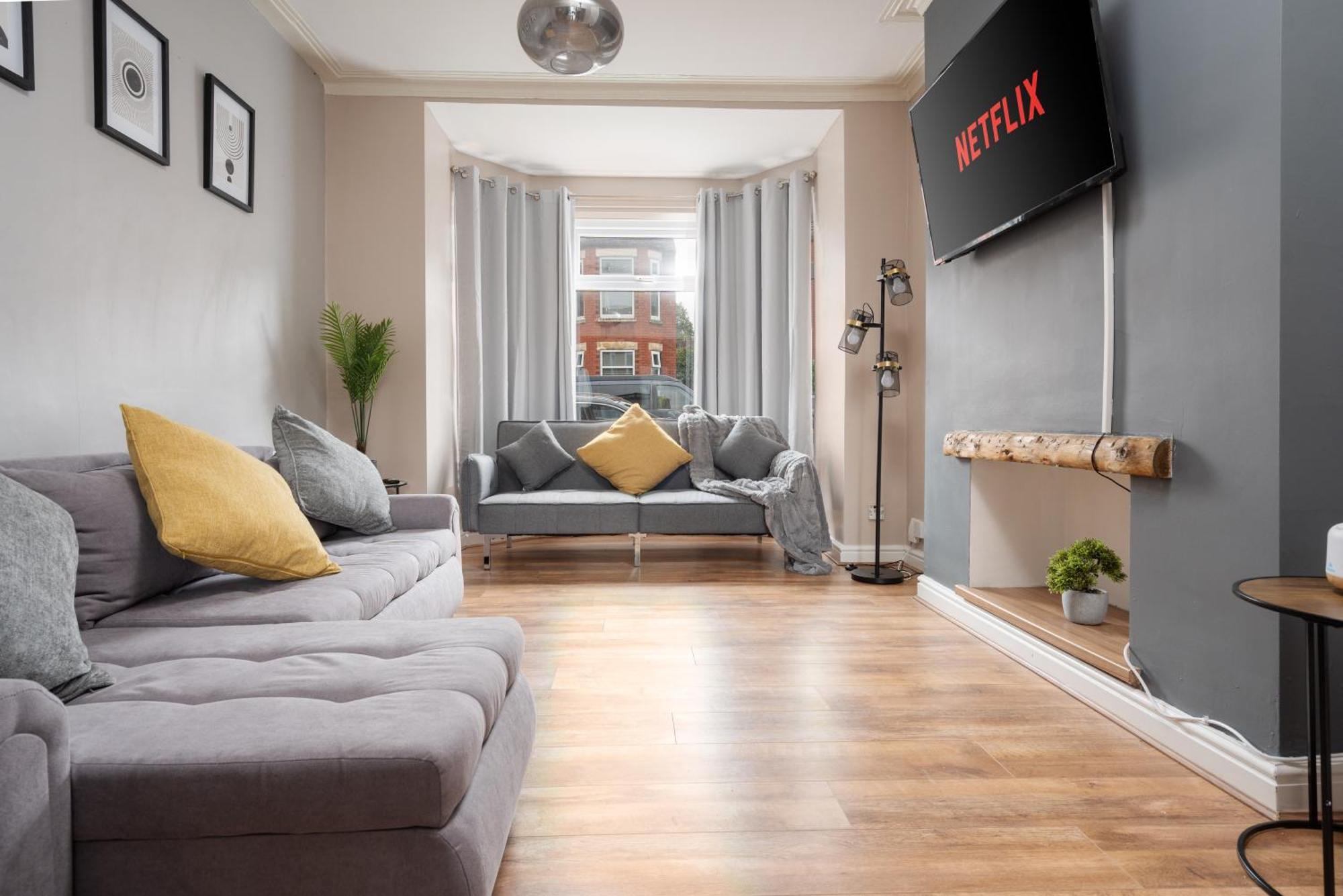 Modern & Spacious - Pool Table - Free Parking - Sleeps 10 * Manchester