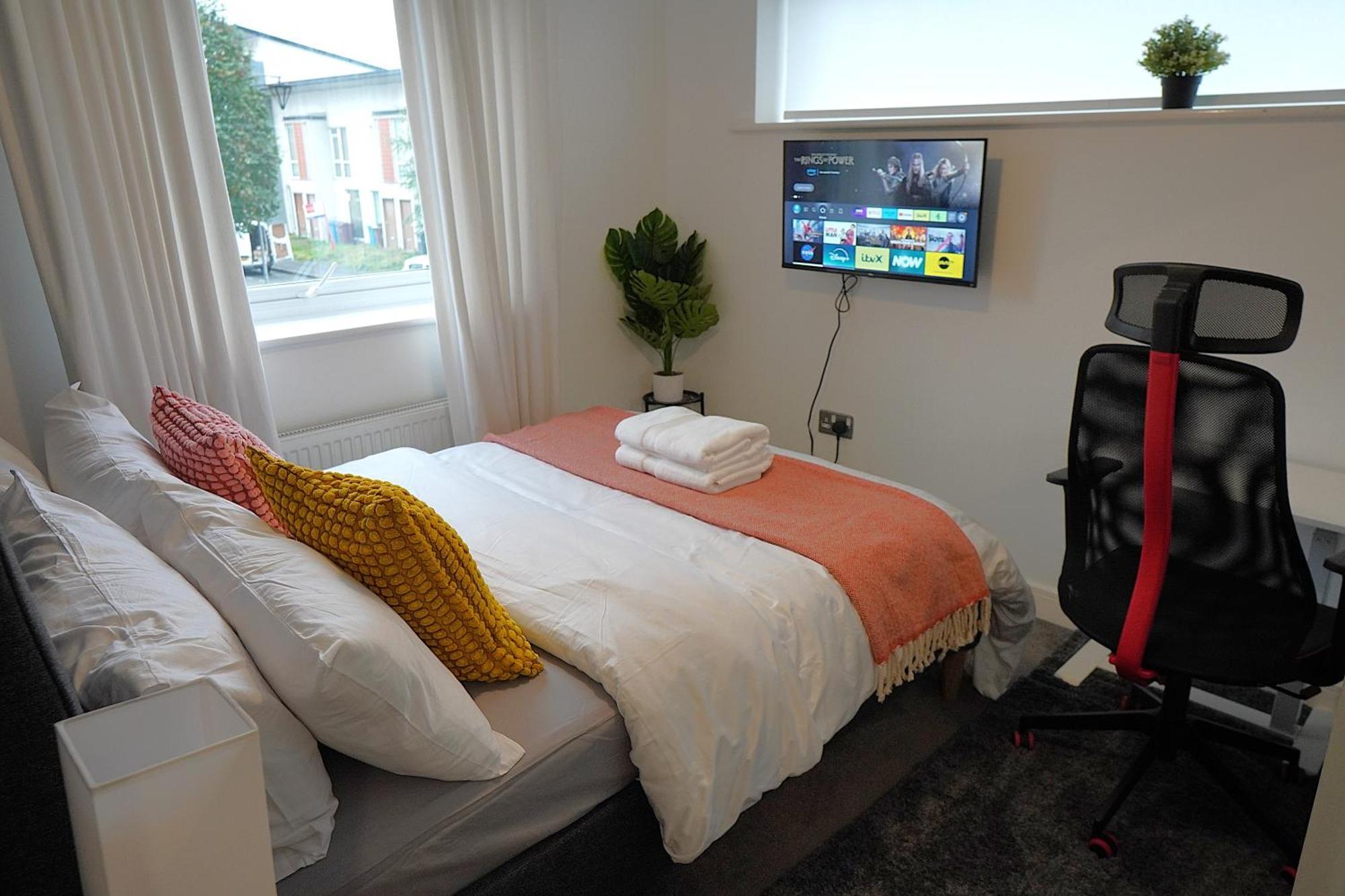 Homestay Luxury - Pick A - Free Parking & Kitchen Access, Near Etihad Stadium, The Coop Live & Piccadilly Station,