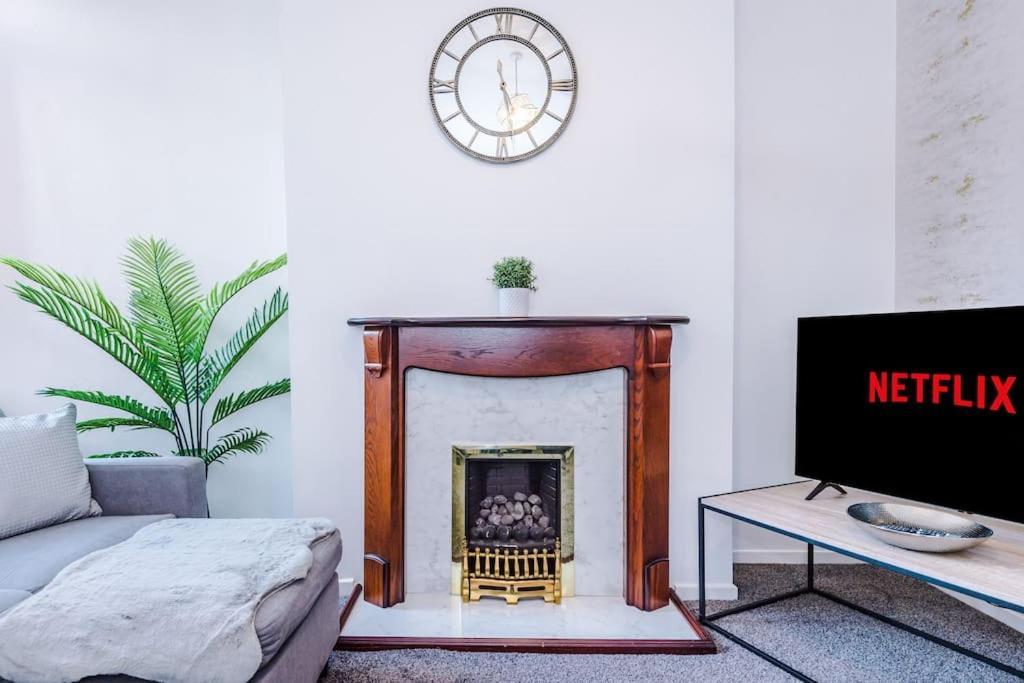 Comfy Four Bedroom House With Parking
