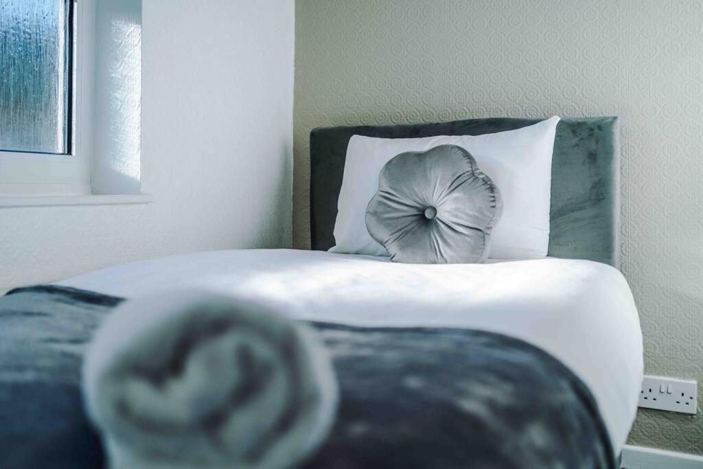 Comfy Four Bedroom House With Parking * Manchester