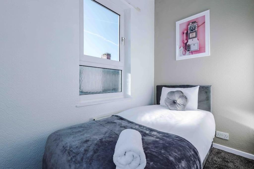 Comfy Four Bedroom House With Parking * Manchester