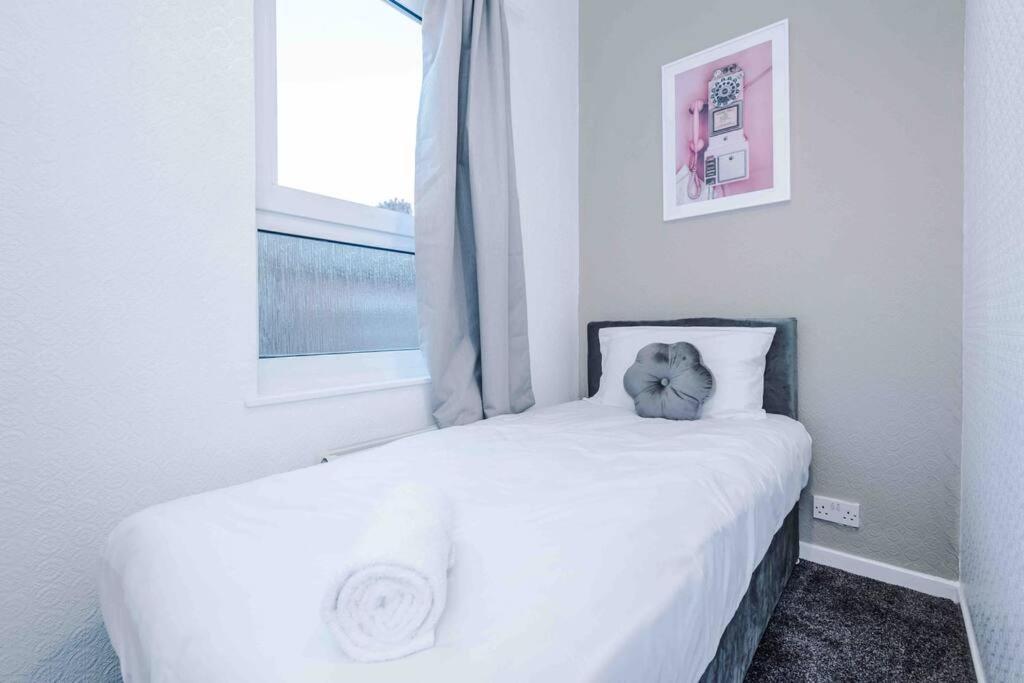 Comfy Four Bedroom House With Parking *