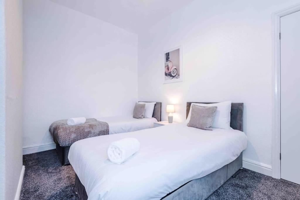 Comfy Four Bedroom House With Parking Holiday home
