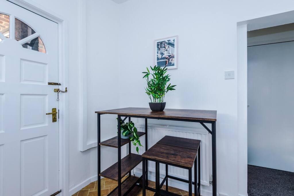 Comfy Four Bedroom House With Parking *