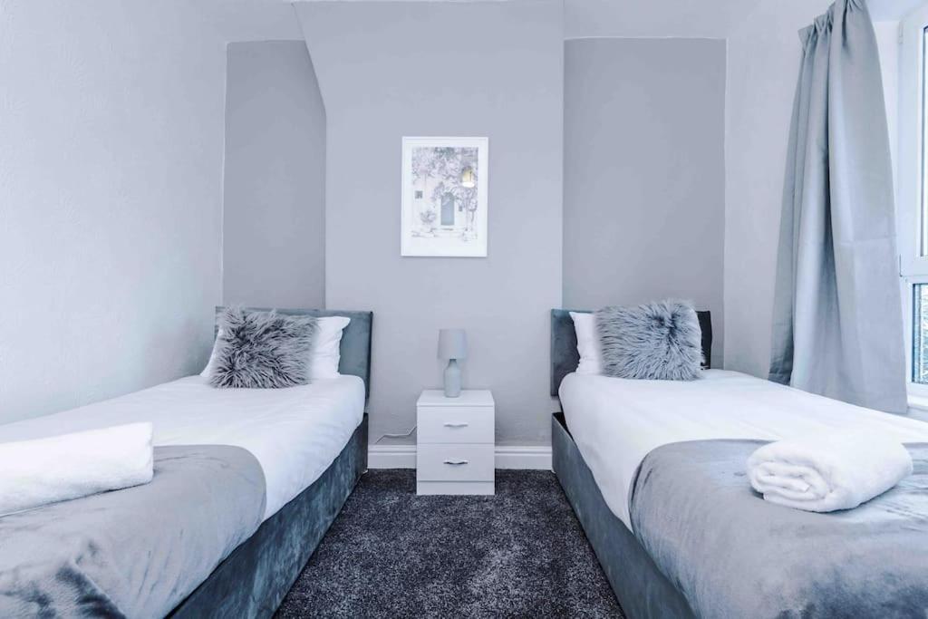 Comfy Four Bedroom House With Parking Manchester