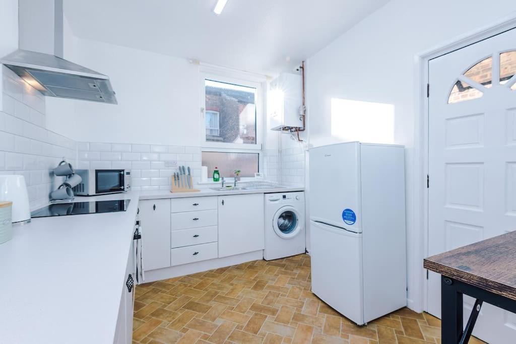 Comfy Four Bedroom House With Parking * Manchester