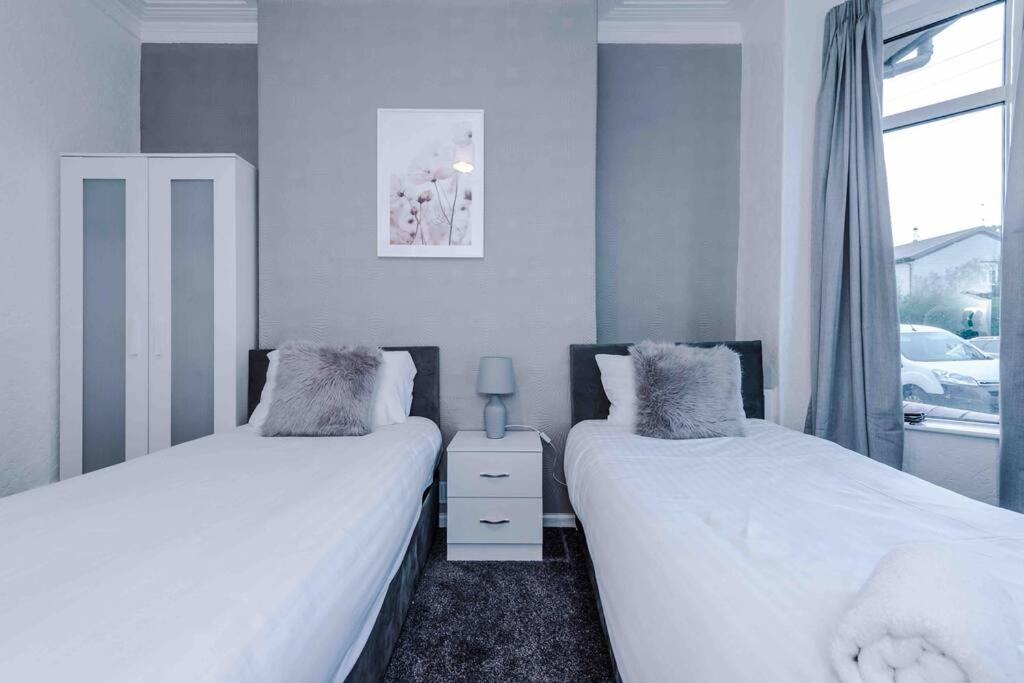 Holiday home Comfy Four Bedroom House With Parking
