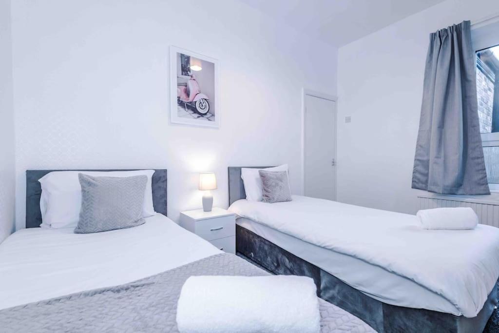 Holiday home Comfy Four Bedroom House With Parking *